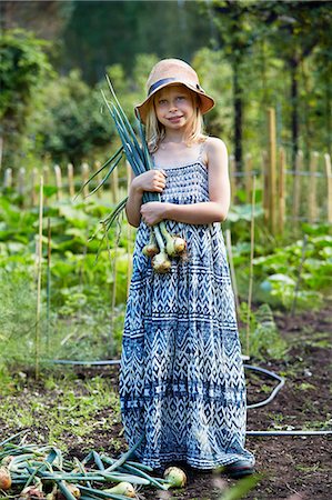 simsearch:6102-06965813,k - Portrait of girl holding onions Stock Photo - Premium Royalty-Free, Code: 6102-08520707