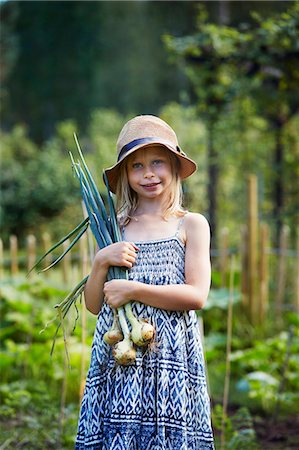 simsearch:6102-06965813,k - Portrait of girl holding onions Stock Photo - Premium Royalty-Free, Code: 6102-08520709