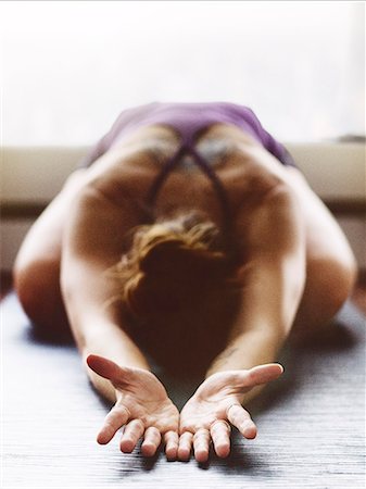 simsearch:6102-08942226,k - Woman doing yoga Foto de stock - Sin royalties Premium, Código: 6102-08641978