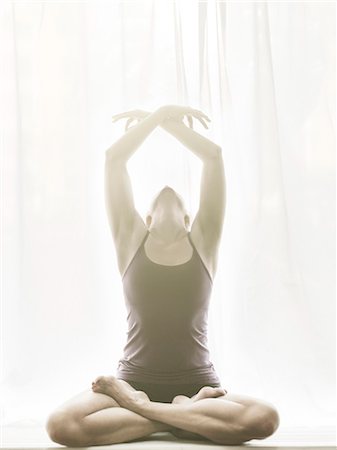 simsearch:6102-08942226,k - Woman doing yoga Foto de stock - Sin royalties Premium, Código: 6102-08641982