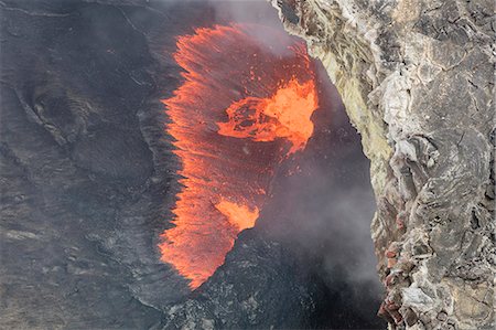 smoky - Aerial view of volcanic landscape Photographie de stock - Premium Libres de Droits, Code: 6102-08683221