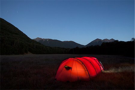 Tent at night Photographie de stock - Premium Libres de Droits, Code: 6102-08683353