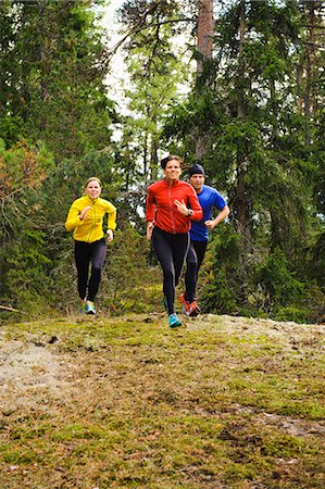 simsearch:6102-08120697,k - Three athletes jogging through forest Foto de stock - Sin royalties Premium, Código: 6102-08746111
