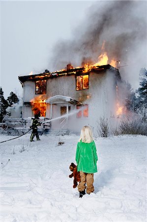 smoky - Girl watching firefighter spraying burning building Foto de stock - Sin royalties Premium, Código: 6102-08746351