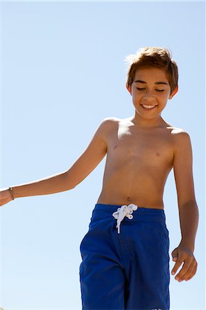 pre-teen beach - Boy playing on beach Photographie de stock - Premium Libres de Droits, Code: 6102-08746495