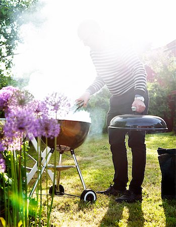 smoky - Man barbecuing in garden Photographie de stock - Premium Libres de Droits, Code: 6102-08746572