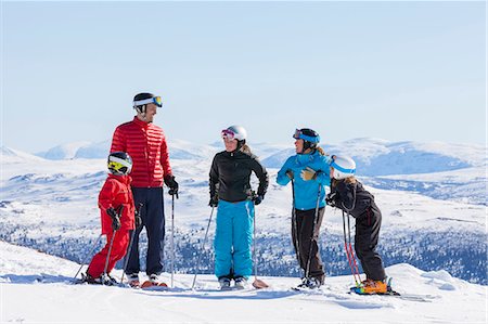 simsearch:6102-07158155,k - Father with children skiing Stock Photo - Premium Royalty-Free, Code: 6102-08746790