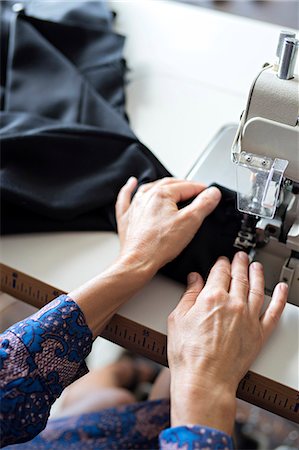 simsearch:6102-08942468,k - Woman sewing, close-up Foto de stock - Sin royalties Premium, Código: 6102-08746721