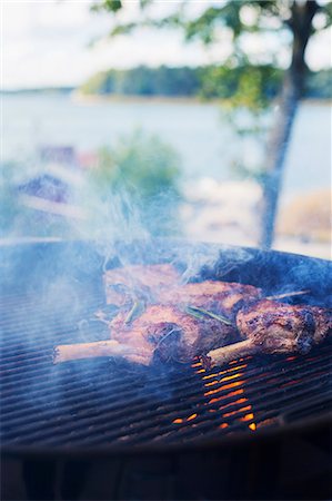smoky - Meat on barbecue Foto de stock - Sin royalties Premium, Código: 6102-08746964
