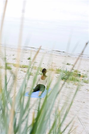 simsearch:6102-08942226,k - Young woman practicing yoga on beach Foto de stock - Sin royalties Premium, Código: 6102-08746903