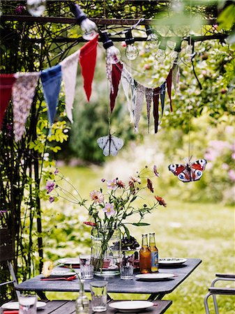 summer backyard party - Table in garden ready for childrens party Stock Photo - Premium Royalty-Free, Code: 6102-08760865