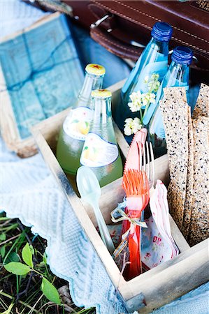 Bottles in old wooden crate Stock Photo - Premium Royalty-Free, Code: 6102-08761540