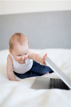 simsearch:6102-08168912,k - Baby boy looking at laptop Photographie de stock - Premium Libres de Droits, Code: 6102-08881649