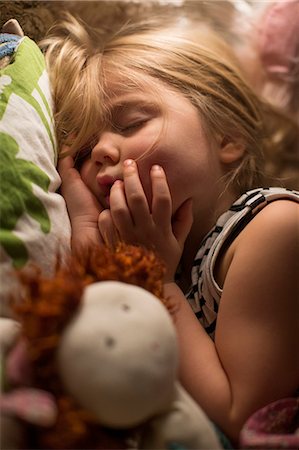 simsearch:6102-08168912,k - Small girl sleeping in bed Photographie de stock - Premium Libres de Droits, Code: 6102-08881867