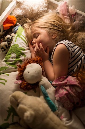 simsearch:6102-08168912,k - Small girl sleeping in bed Photographie de stock - Premium Libres de Droits, Code: 6102-08881866