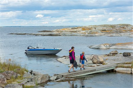 simsearch:6102-08001381,k - Mother with son walking at sea Stock Photo - Premium Royalty-Free, Code: 6102-08885564