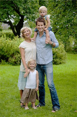 Portrait of parents with two children in garden Stock Photo - Premium Royalty-Free, Code: 6102-08800116