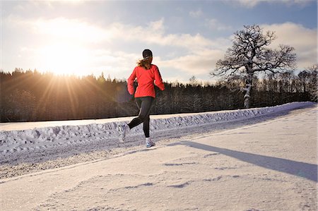 simsearch:6102-08120697,k - Mature woman jogging in winter Foto de stock - Sin royalties Premium, Código: 6102-08800292