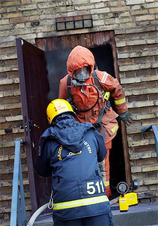 simsearch:6102-08942468,k - Firefighter going out from building full of smoke Foto de stock - Sin royalties Premium, Código: 6102-08800339