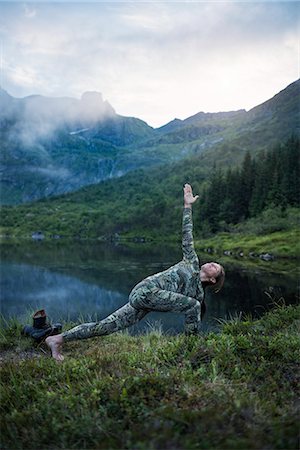 simsearch:6102-08942226,k - Woman in mountains doing yoga Foto de stock - Sin royalties Premium, Código: 6102-08942307