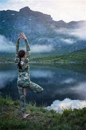 simsearch:6102-08942314,k - Woman in mountains doing yoga Photographie de stock - Premium Libres de Droits, Code: 6102-08942308