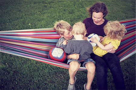 football in the backyard - Mother with children on hammock Stock Photo - Premium Royalty-Free, Code: 6102-08942319