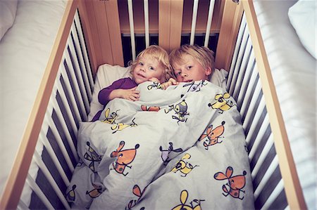 simsearch:6102-08168912,k - Brother and sister in cot Photographie de stock - Premium Libres de Droits, Code: 6102-08942603