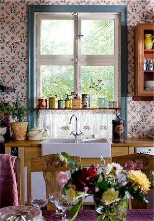 pictures of windows with plants - Rustic kitchen Stock Photo - Premium Royalty-Free, Code: 6102-08951622