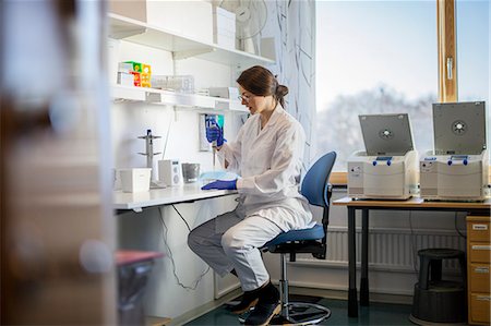 simsearch:6102-08942477,k - Technician doing research in laboratory Stock Photo - Premium Royalty-Free, Code: 6102-08951885