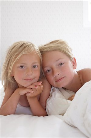 simsearch:6102-08168912,k - Portrait of sibling in bed Photographie de stock - Premium Libres de Droits, Code: 6102-08995343