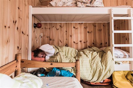 simsearch:6102-08168912,k - Boy sleeping on bunk bed Photographie de stock - Premium Libres de Droits, Code: 6102-08995661