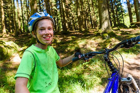 Portrait of boy with muddy face Stock Photo - Premium Royalty-Free, Code: 6102-08995800