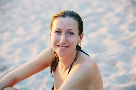 simsearch:6102-08542382,k - Smiling woman on beach Stock Photo - Premium Royalty-Free, Code: 6102-08995983