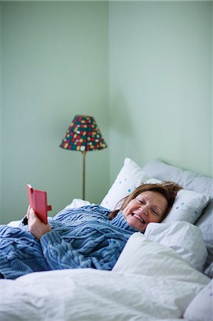 simsearch:6102-08168912,k - Happy woman lying in bed Photographie de stock - Premium Libres de Droits, Code: 6102-08996064