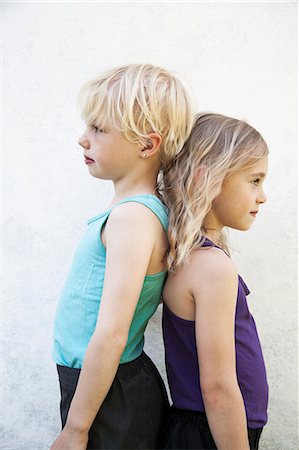 Sisters standing back to back Stock Photo - Premium Royalty-Free, Code: 6102-08996150