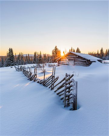 photos old barns - Wooden barn in winter landscape Photographie de stock - Premium Libres de Droits, Code: 6102-08996481