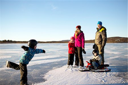 simsearch:6102-08520961,k - Mother with children skating on lake Stock Photo - Premium Royalty-Free, Code: 6102-08996643