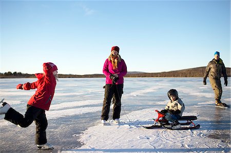 simsearch:6102-08520961,k - Mother with children skating on lake Stock Photo - Premium Royalty-Free, Code: 6102-08996642