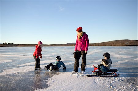 simsearch:6102-08520961,k - Mother with children skating on lake Stock Photo - Premium Royalty-Free, Code: 6102-08996644