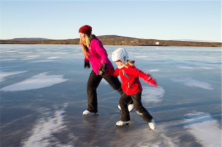 simsearch:6102-08520961,k - Mother and daughter ice-skating on frozen lake Stock Photo - Premium Royalty-Free, Code: 6102-08996646