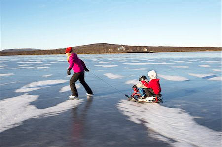 Mother pulling children on sledge Photographie de stock - Premium Libres de Droits, Code: 6102-08996634