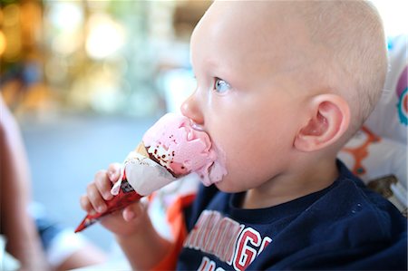 Boy eating ice-cream Photographie de stock - Premium Libres de Droits, Code: 6102-08996795