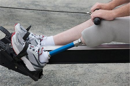 Man with a prosthetic leg exercising on an exercise bike Foto de stock - Sin royalties Premium, Código: 6105-05396399