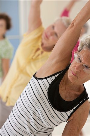 fitness older women gym - Women exercising in a health club Foto de stock - Sin royalties Premium, Código: 6105-05397070