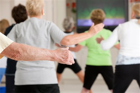 simsearch:6105-05397157,k - Seniors exercising in a health club Stock Photo - Premium Royalty-Free, Code: 6105-05397093