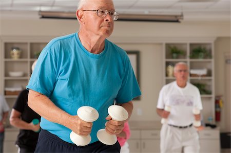 simsearch:6105-05397157,k - Seniors exercising with dumbbells in a health club Stock Photo - Premium Royalty-Free, Code: 6105-05397146