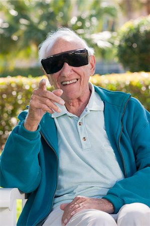 Senior homme portant des lunettes noires de la cataracte Photographie de stock - Premium Libres de Droits, Code: 6105-05397129