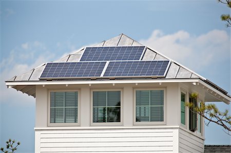 solar panel usa - Solar electric power panels on roof of Green Technology Home Foto de stock - Sin royalties Premium, Código: 6105-05397238