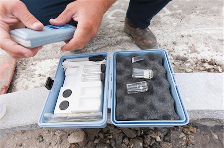 Engineer holding chlorine instrument Stock Photo - Premium Royalty-Free, Code: 6105-06703080