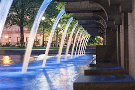 fountain - Water falling from a fountain, Copley Square, Back Bay, Boston, Massachusetts, USA Photographie de stock - Premium Libres de Droits, Code: 6105-06703163